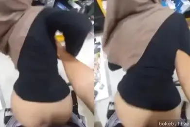 Doggy Nakal di Sofa Memek Tamu Basah Netes Karpet